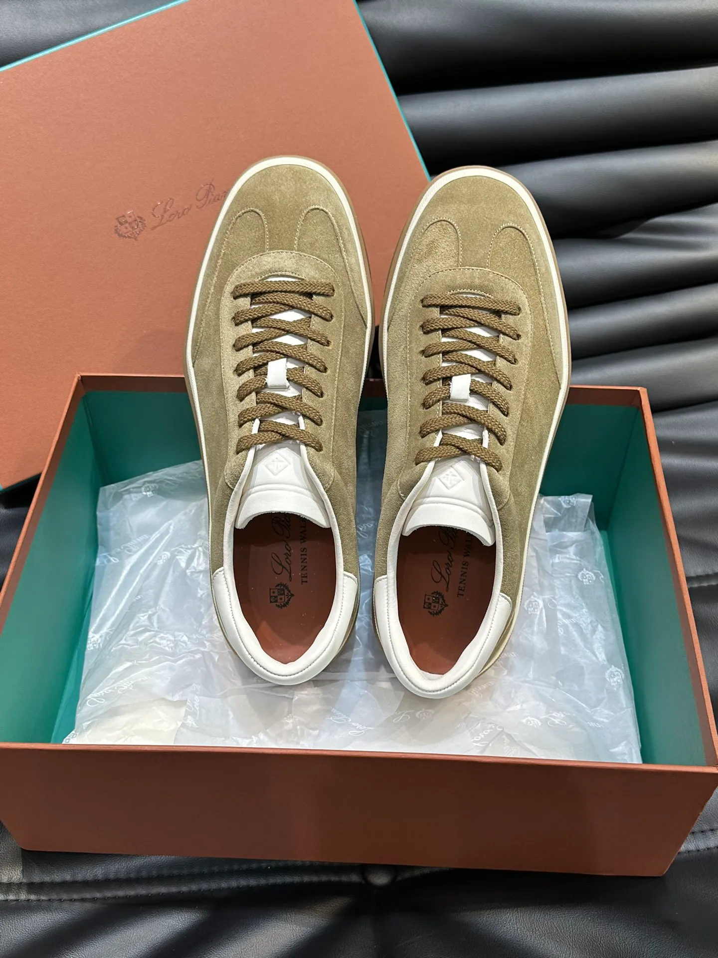 p420 Men's Shoes New 🆕Lp Old Money Style Men's Low-top Casual Tennis Shoes Loro Piana's high-end series has launched sports shoe styles made of soft cowhide. The breathable properties and flexible texture of natural materials make the sneakers both functional and comfortable. The high-quality metal-free tanning and tumble process highlights the natural texture of the leather, while the camel-colored sole and white rubber trim create a double-layer sole effect, making it an everyday shoe that can easily create a lazy and casual style! Size: 39-44 (45, 46 customized